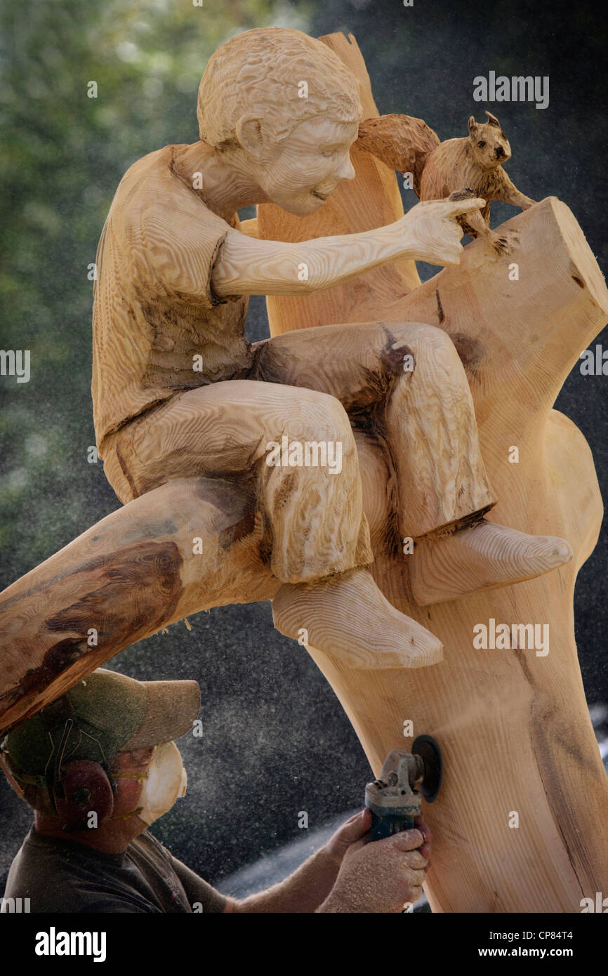 Bob King from Reedsport Oregon USA working on a chainsaw carving in Cheshire England UK Stock Photo