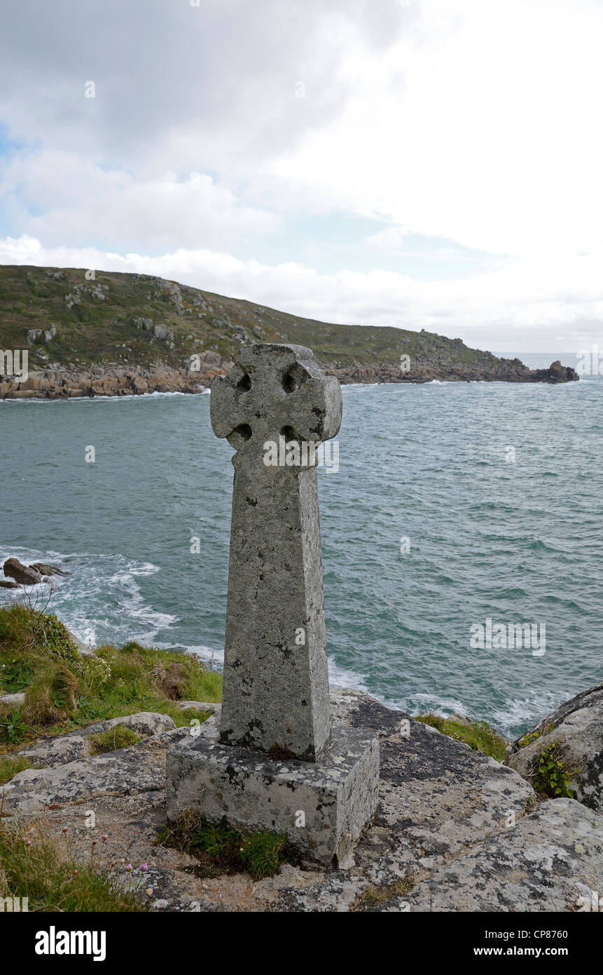 A Celtic cross on the cliffs above the sea at Lamorna in Cornwall, UK Stock Photo