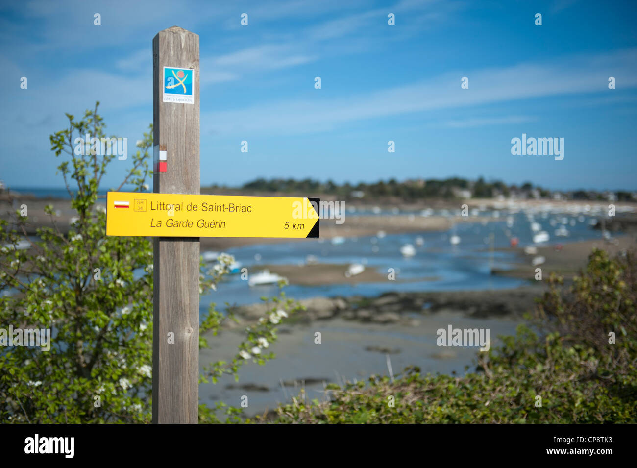 Marker for walkers on the coastal path circumnavigating the bay and the estuary of Frémur river near St-Briac in Brittany Stock Photo