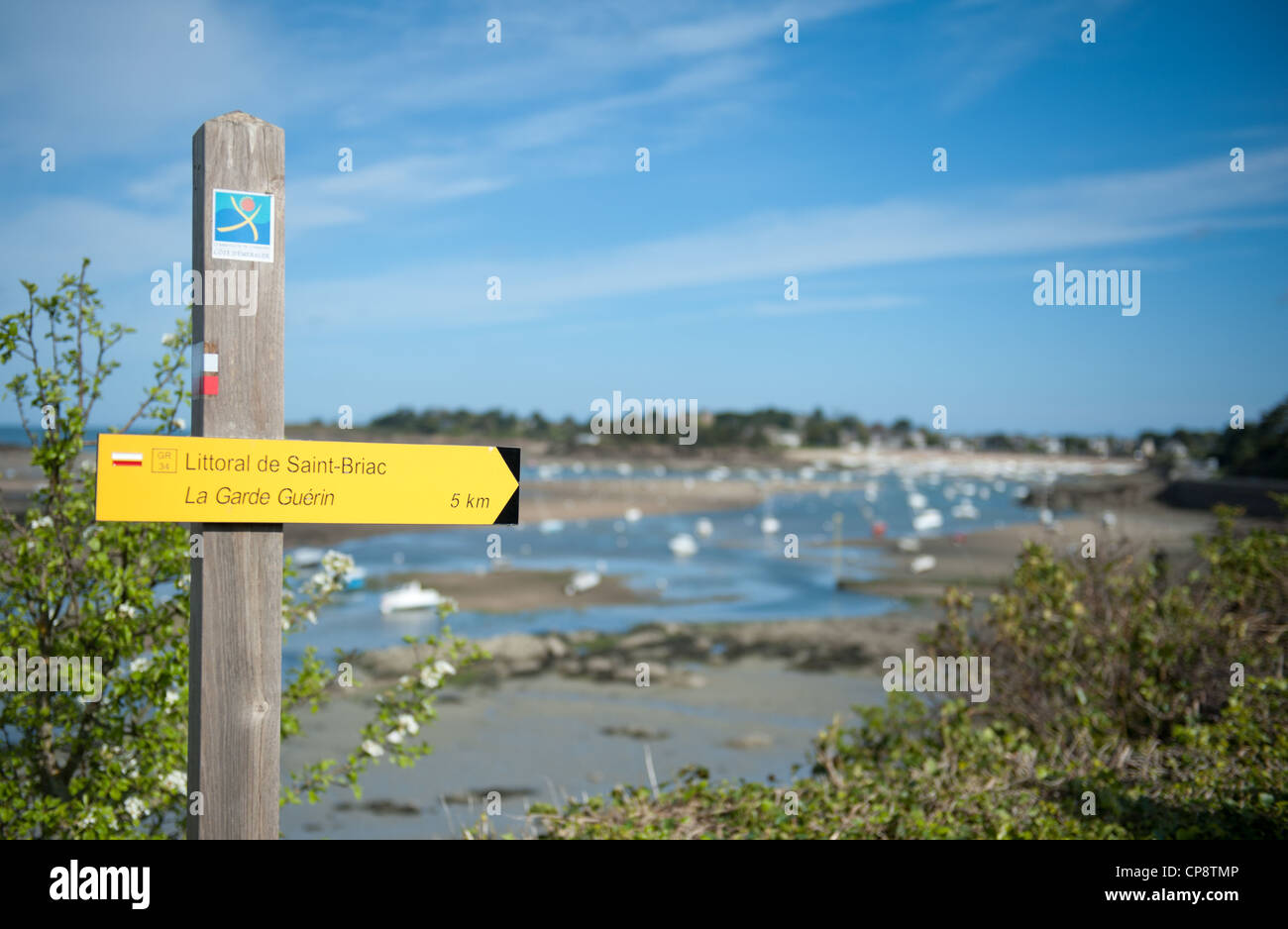 Marker for walkers on the coastal path circumnavigating the bay and the estuary of Frémur river near St-Briac in Brittany Stock Photo