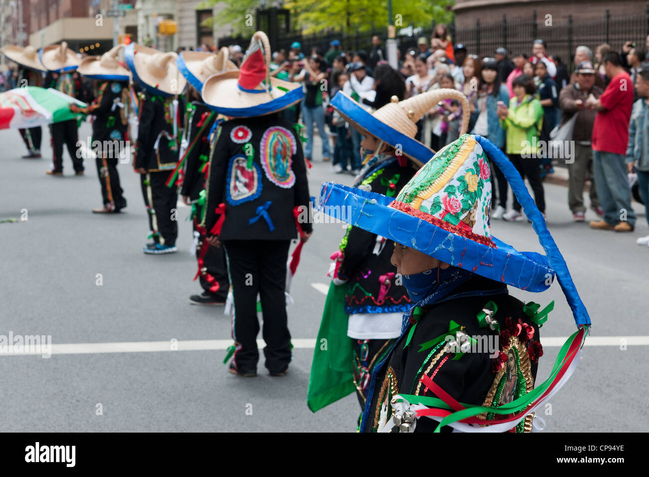 Dancers in the Cinco de Mayo Parade in New York Stock Photo Alamy