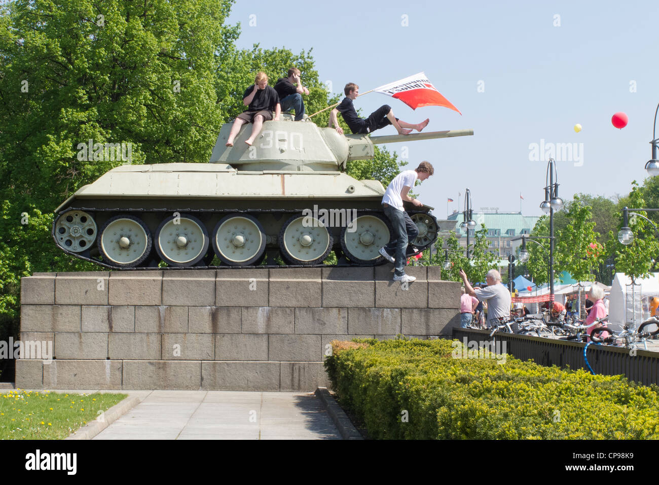 Berlin - The Russian War Memorial and tank. 17 Juni Strasse - May day celebrations Stock Photo