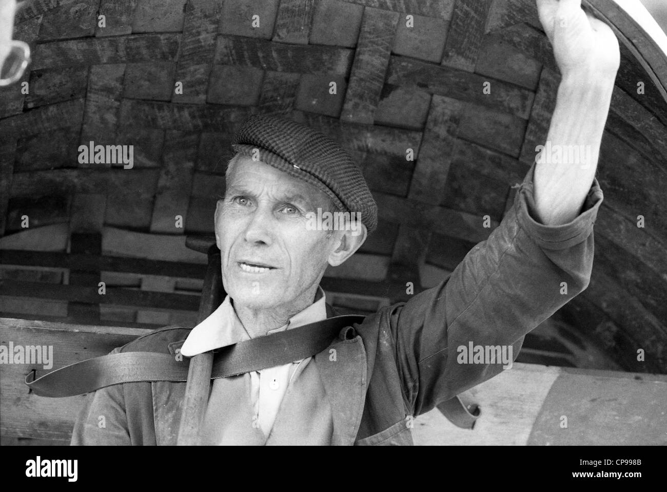 Eustace Rogers Ironbridge Coracle maker in 1981 he died in 2003 (born 1914) the last in the family line of local coracle makers. PICTURE BY DAVID BAGNALL Stock Photo