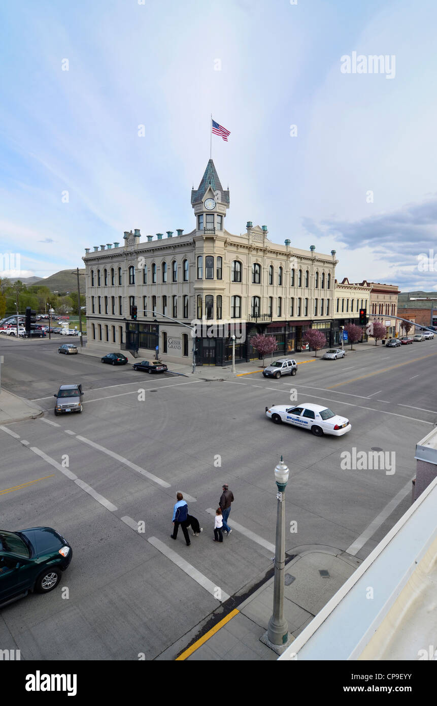 Pedestrians and cars on the street in front of Baker City Oregon's