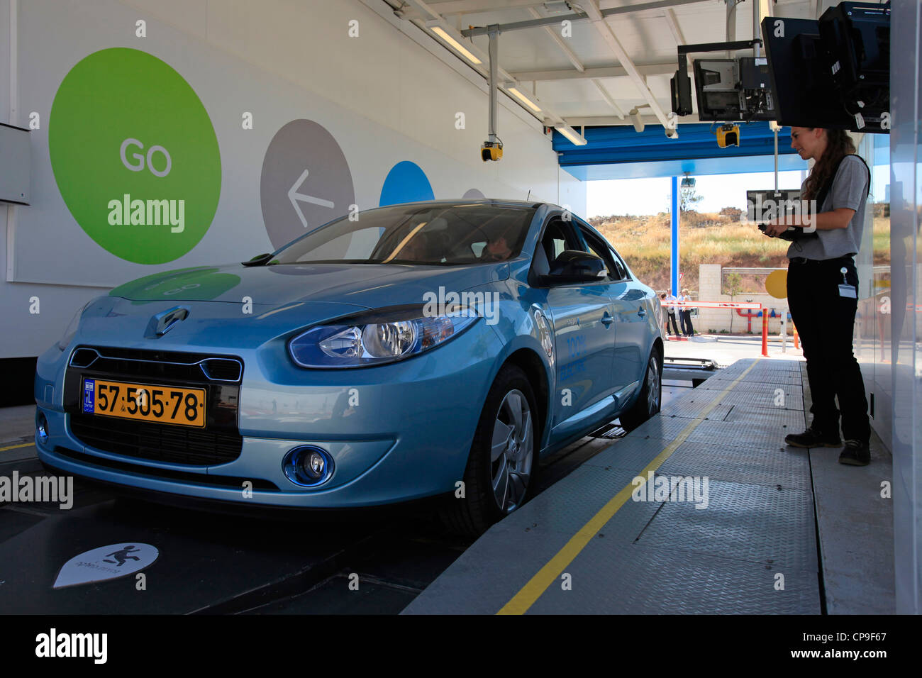 A battery of an electric car is being swapped at Better Place's automated  battery-switching station in Moddin Israel Stock Photo - Alamy