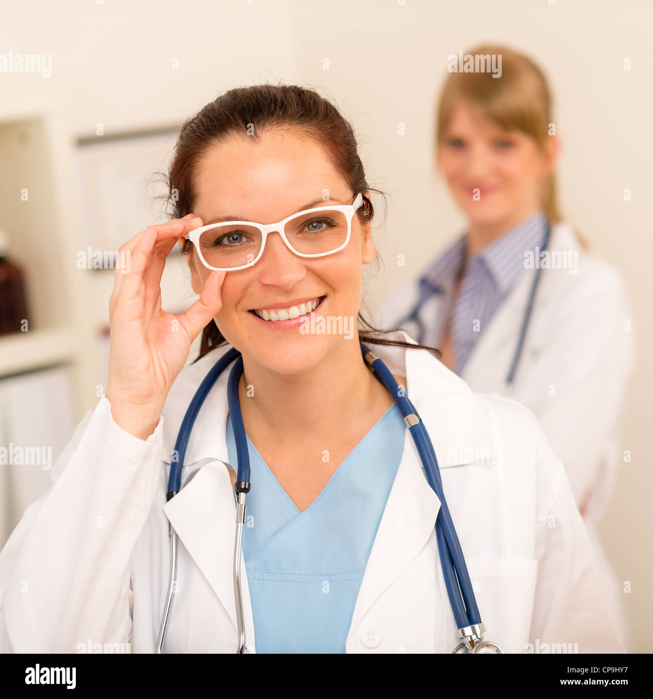 врачиха в очках. врачиха в очках. доктор со стетоскопом и девочка. марина минина пятигорск. докторша в очках.