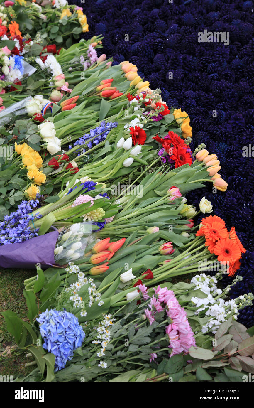 Flowers at a war memorial in the Netherlands Stock Photo - Alamy