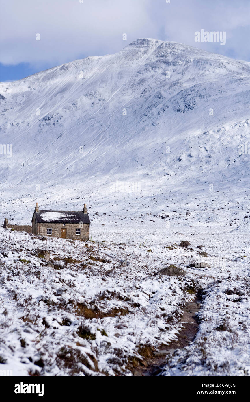View of Coire Fionnarach bothy with the hill Sgorr Ruadh in the background. Stock Photo
