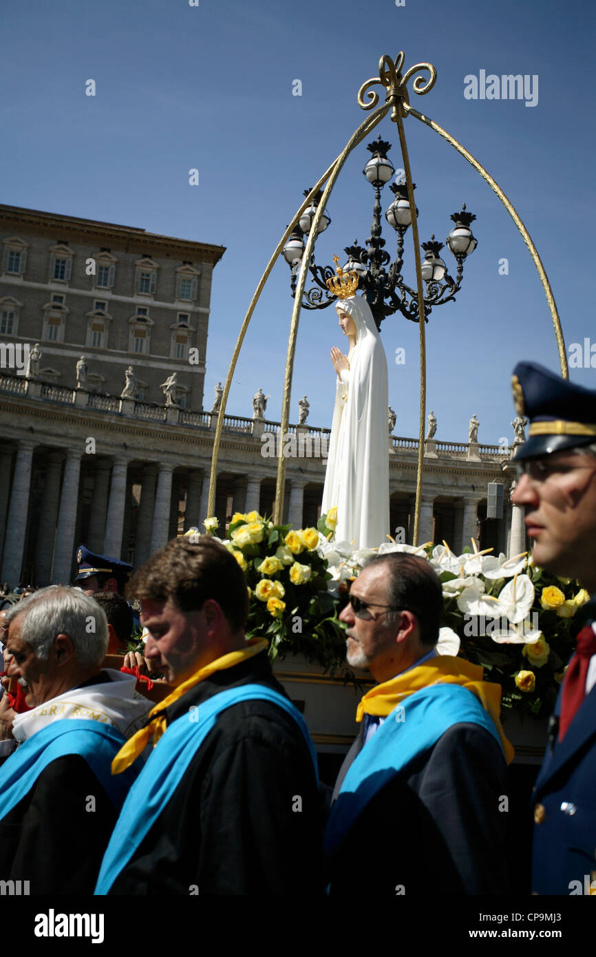 Procession carrying the &ldquo;Madonna of Fatima&rdquo; from Portugal up to St