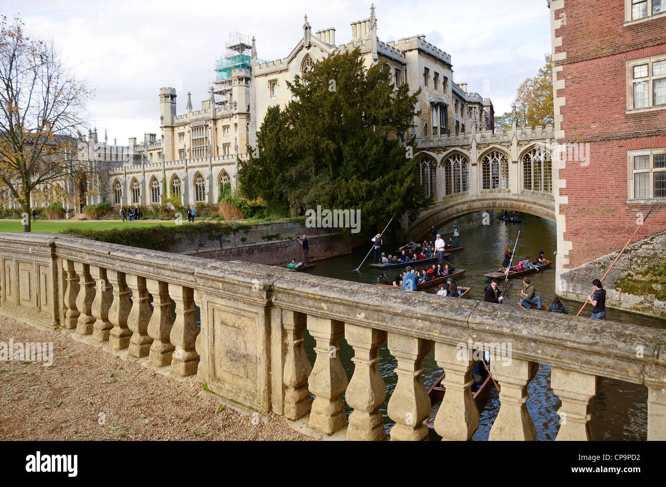 Punting on the River Cam Cambridge near bridge of Sighs Stock Photo