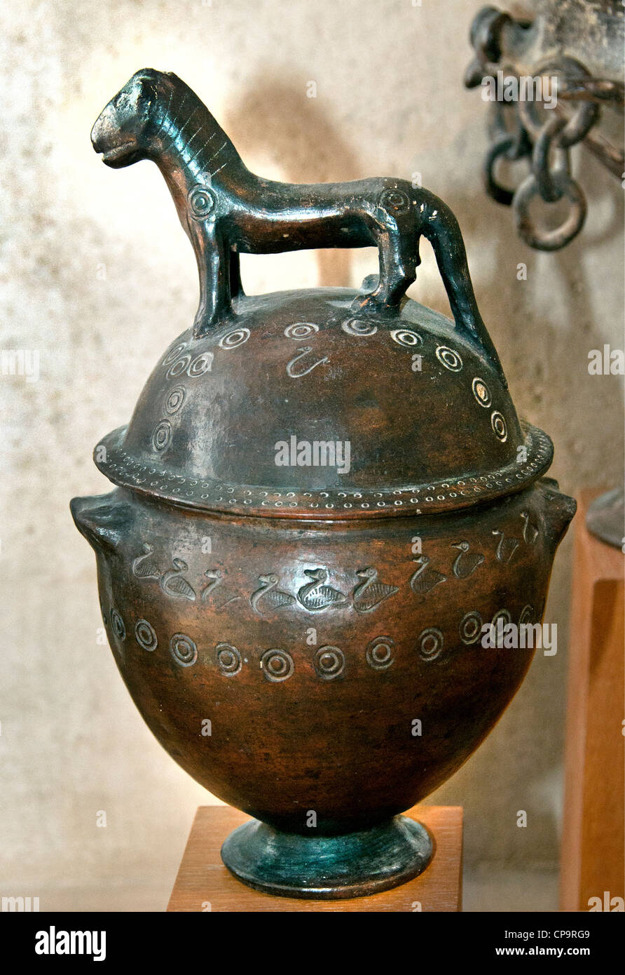 Pyxis handle shaped lid fawn ducks and stamped concentric circles 7 century BC Etruscan Italy Tuscany Stock Photo