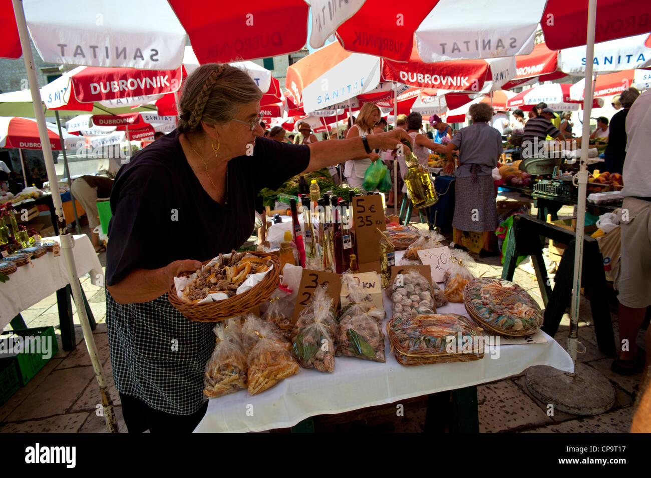 Old lady shopping in open market hi-res stock photography and images ...