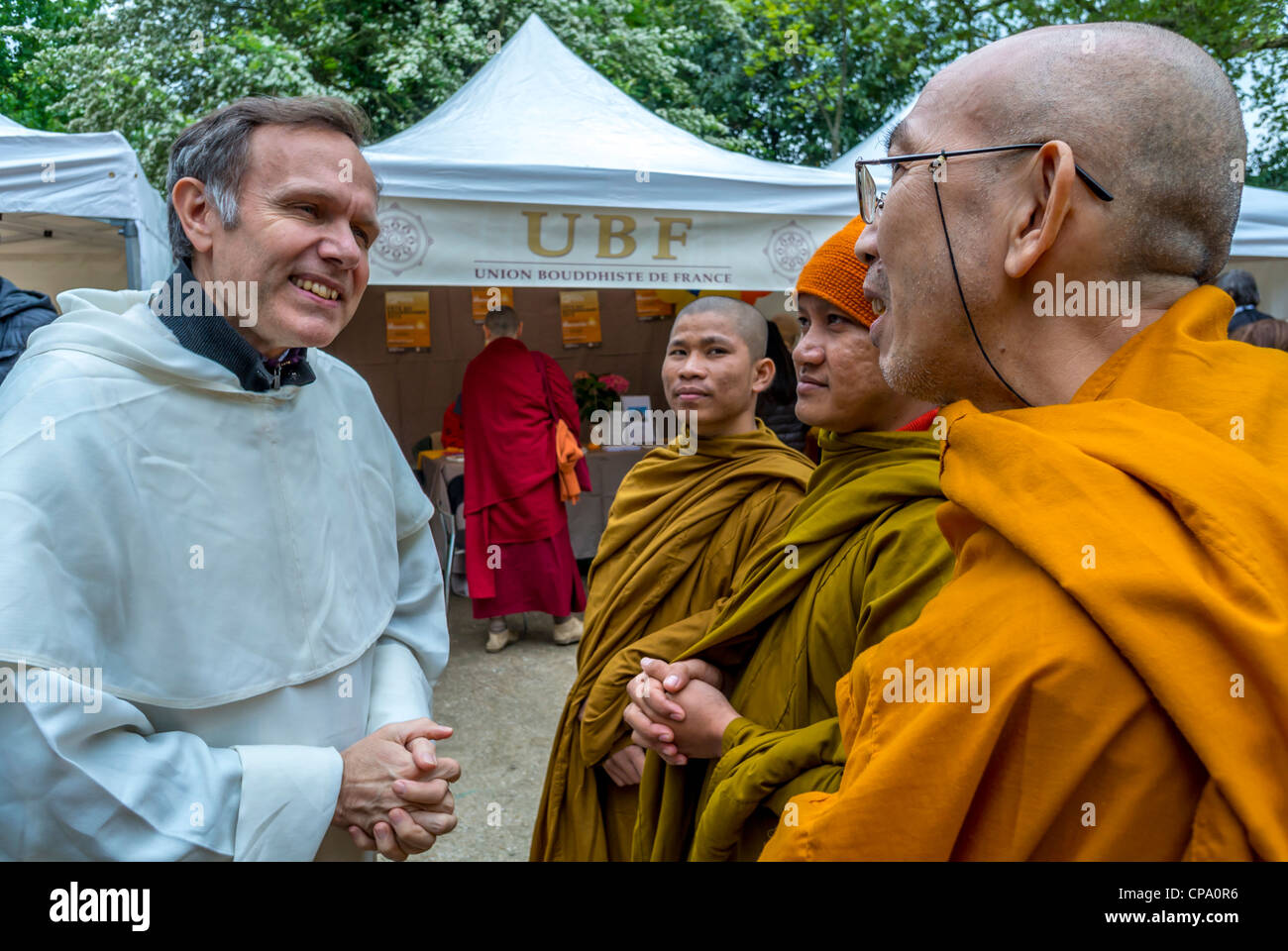 Paris, France, Interfaith Buddhist Festival, Buddhist Monks from Thailand, Meeting French Protestant Priest religious meeting, different cultures religion, france multicultural group Stock Photo