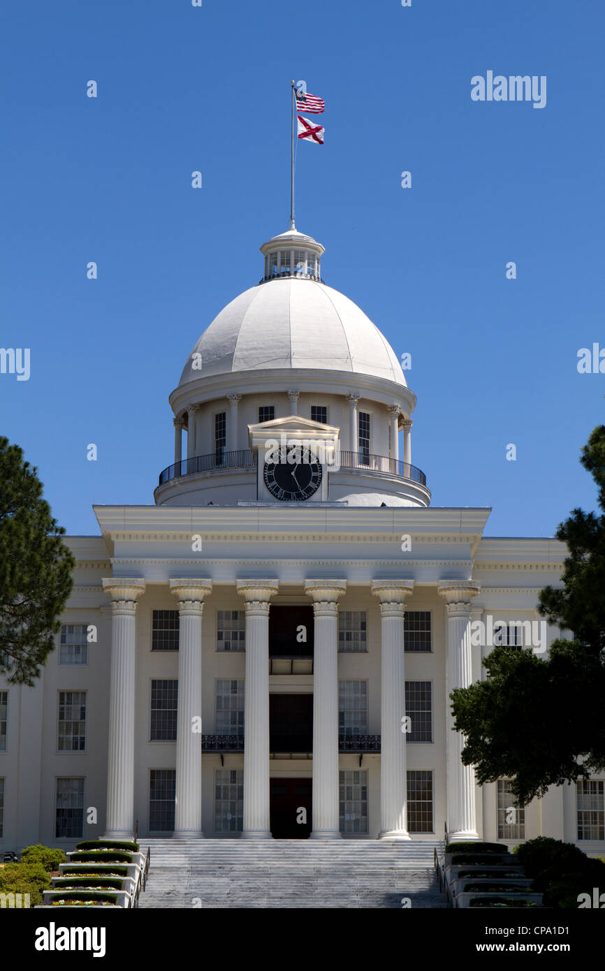 Columned entrance of the Alabama State Capital and dome in Montgomery, Alabama, USA, against a blue sky. Stock Photo
