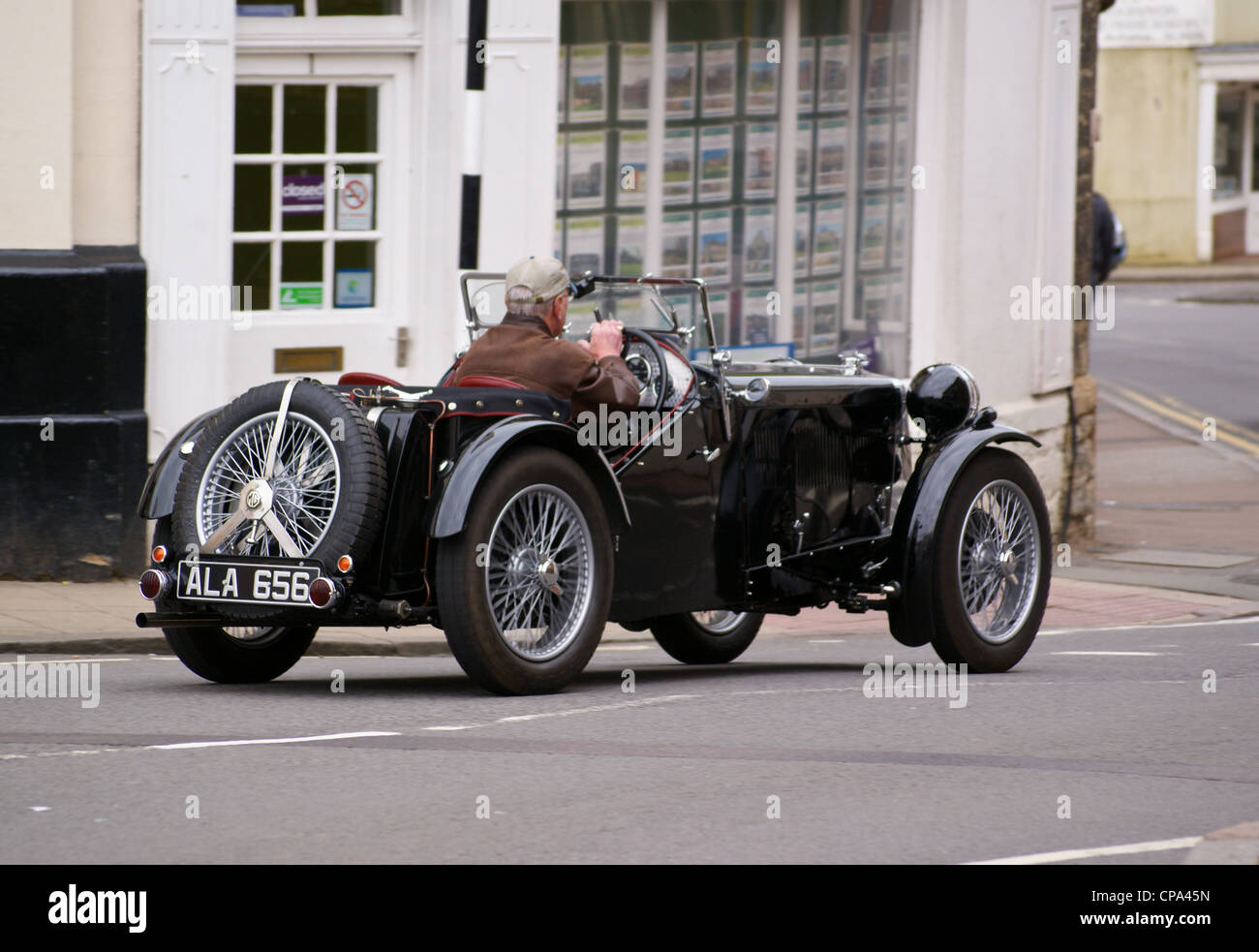 MG L2 2-door roadster sports car with cycle wings, 1086cc engine, built May 1933, being driven in Buckingham, England Stock Photo
