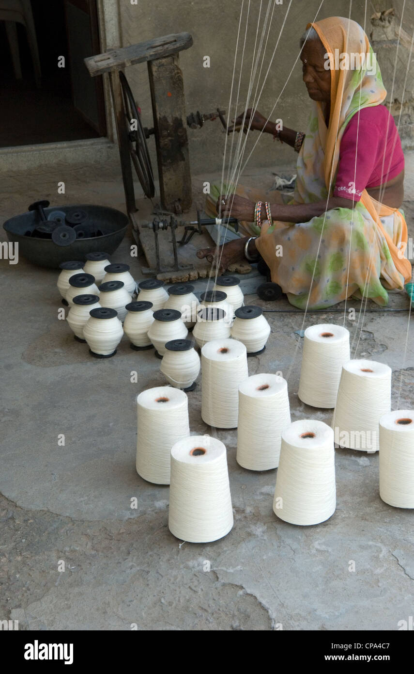 Cotton spinning india hires stock photography and images Alamy