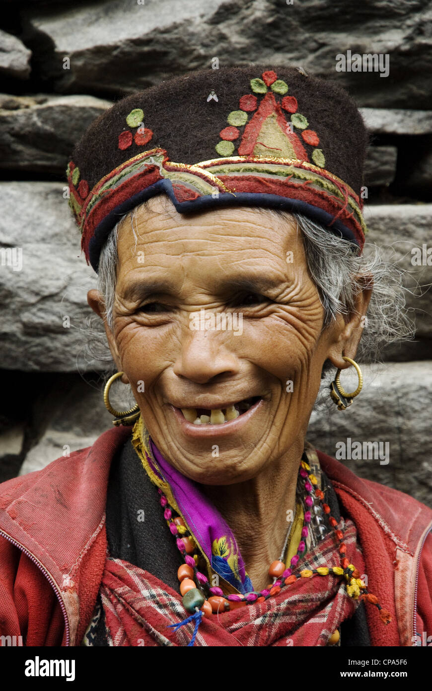 We meet again! Tamang woman, Gatlang, Tamang Heritage trek, Nepal. I had once photographed her on a trek in 2007 (photo B5MDM8) Stock Photo