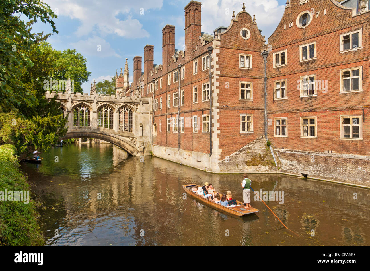 St Johns college and bridge of sighs students punting on river Cam Cambridge Cambridgeshire England GB UK Stock Photo