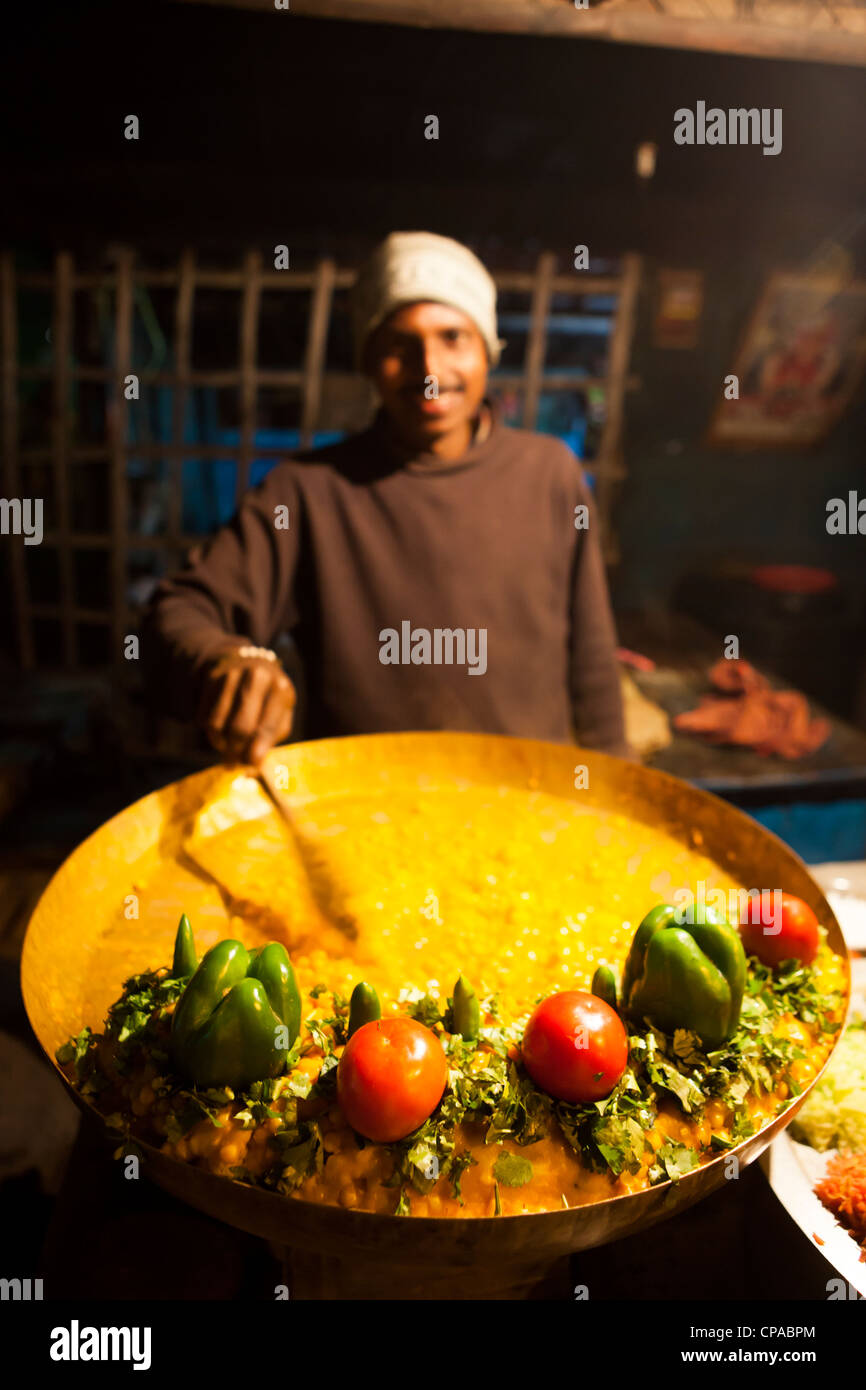 Indian street food at vendor shop in Near the Dakshineshwar Temple, Calcutta (Kolkata), India Stock Photo