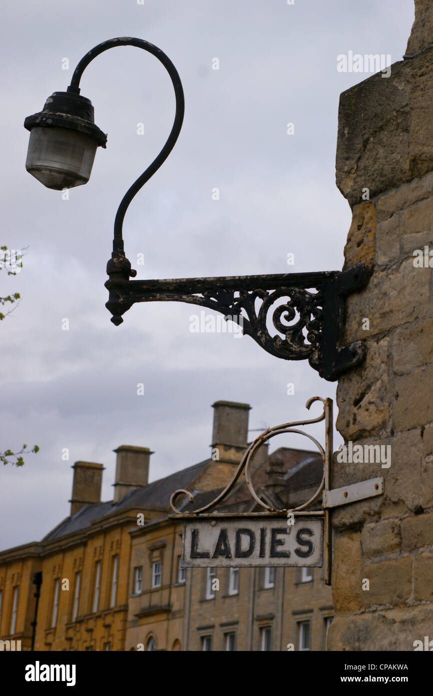Wrought iron sign hanger hi-res stock photography and images - Alamy
