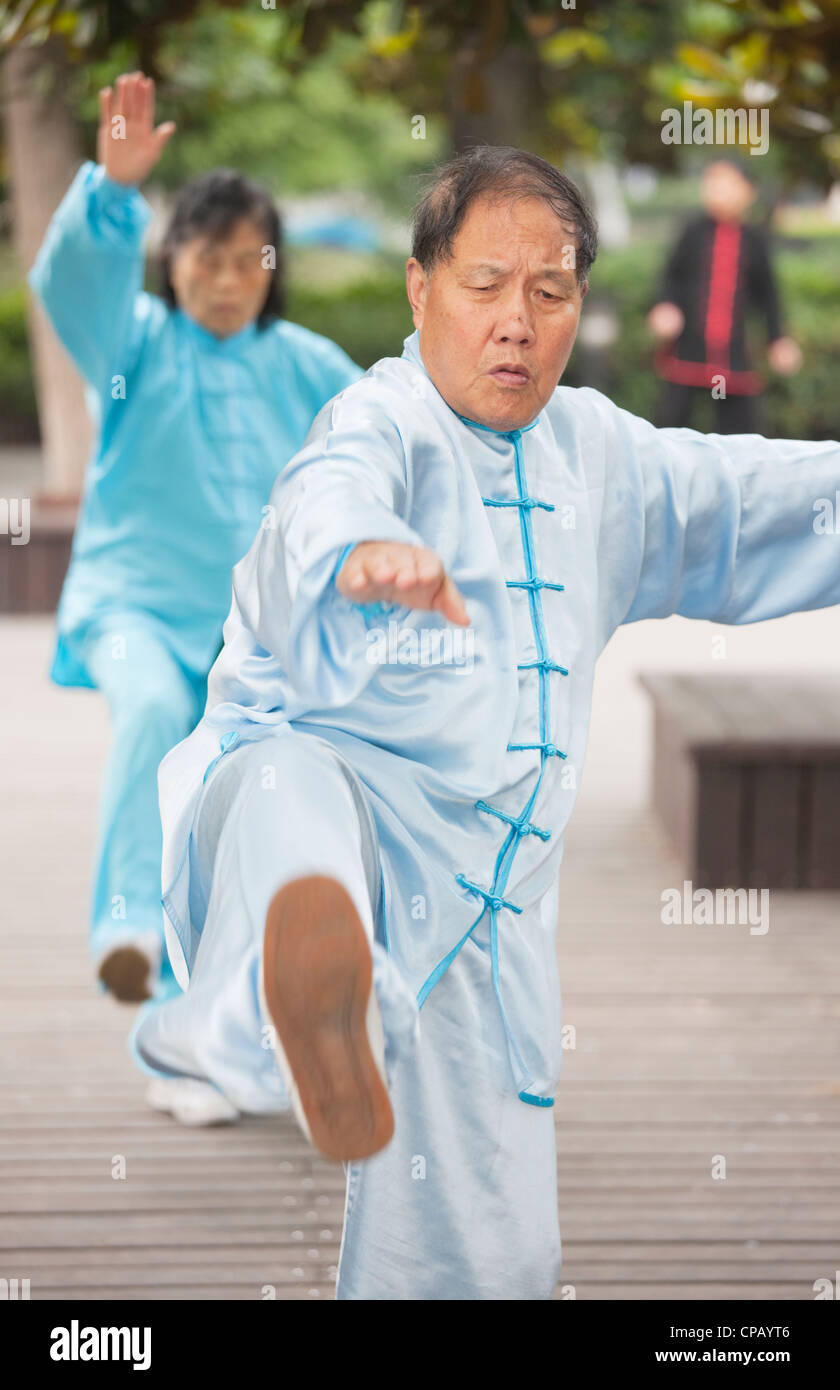 Couple practicing Tai Chi, Hangzhou, Zhejiang Province, China Stock Photo