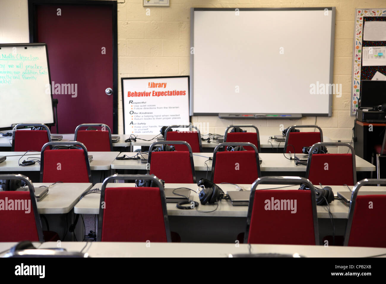 Computer lab headphones hi-res stock photography and images - Alamy