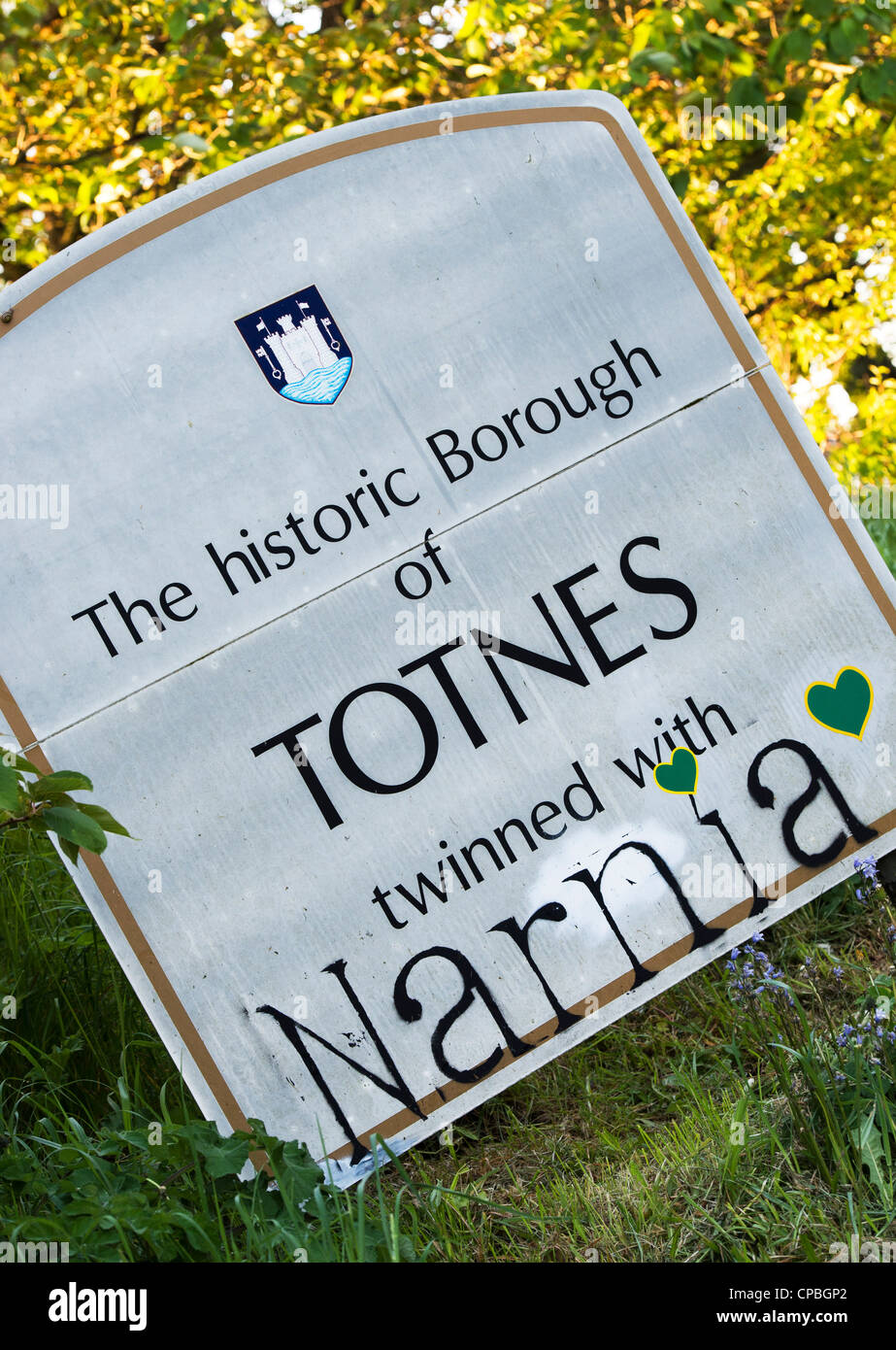 Totnes twinned with Narina , Graffiti on town sign. Devon, England Stock Photo