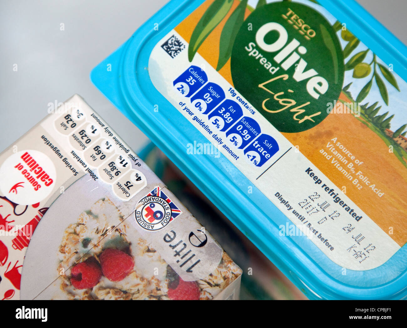 Термины пищевой промышленности на упаковках продуктов health-information-food-labelling-on-supermarket-products-CPBJF1