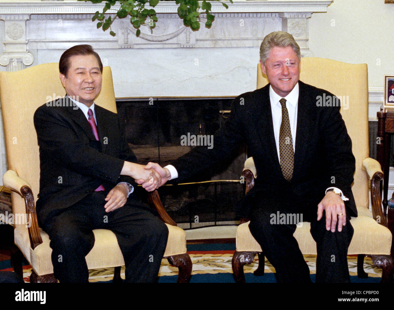 President Bill Clinton Meets With South Korean President Kim Dae Jung In The Oval Office Of The White House June 9 1998 In Washington Dc Stock Photo Alamy
