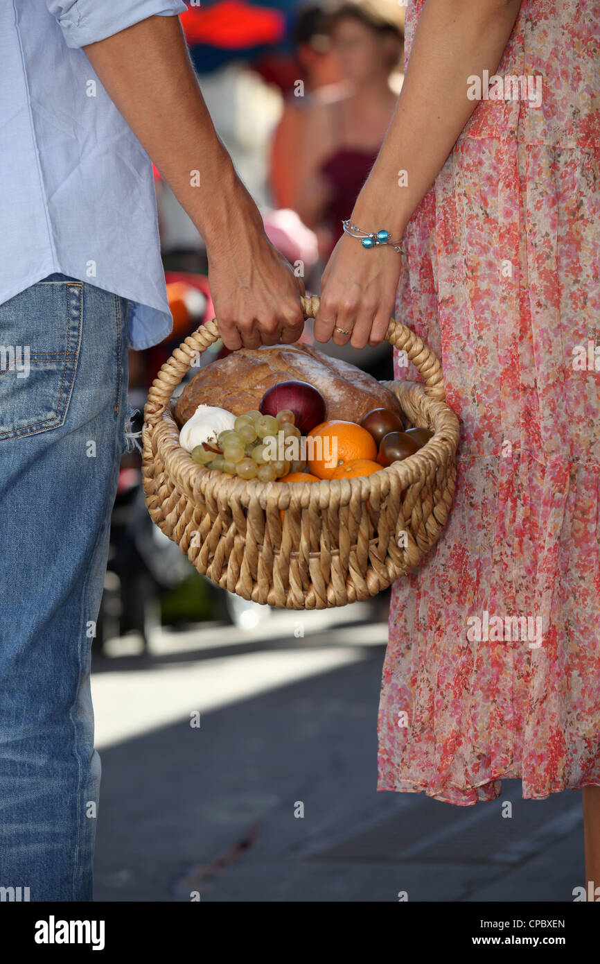 женщина несущая корзину. человек с корзиной яблок. рука держит корзину. девушка держит корзинку. корзины с яблоками.