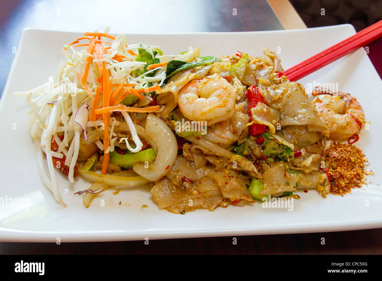 Thai Pad Kee Mao Rice Noodle with Prawns and Vegetable Dish Stock Photo