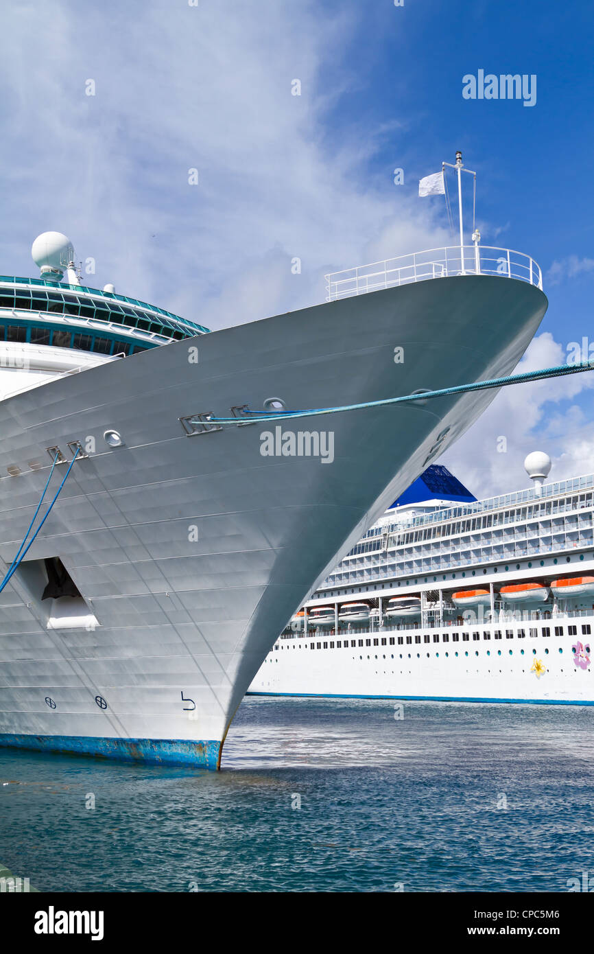 Cruise ship dock travel tourism hi-res stock photography and images - Alamy