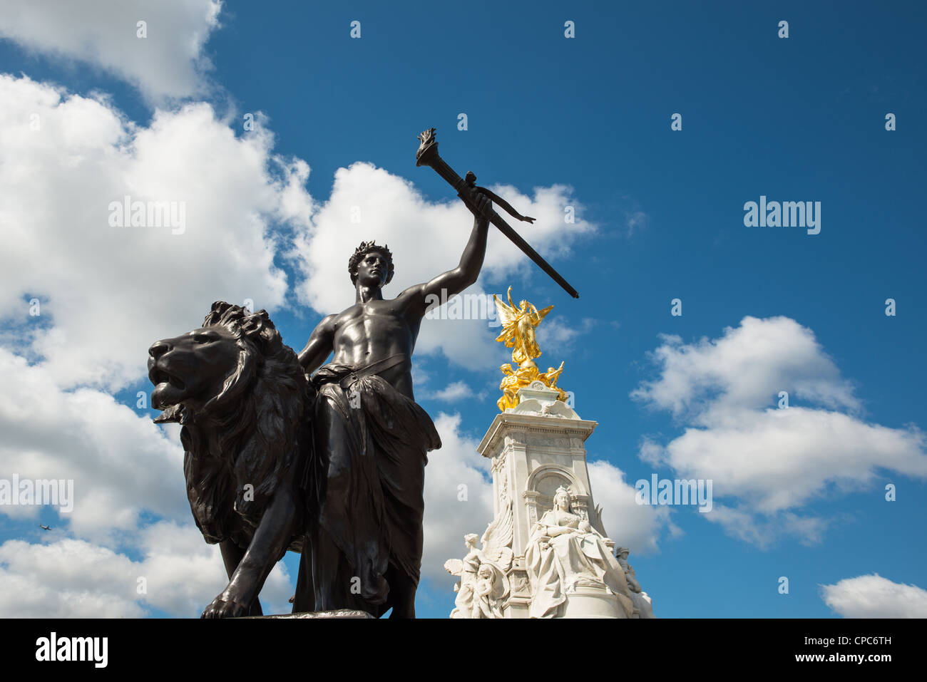 Buckingham palace bronze statue london hi-res stock photography and ...