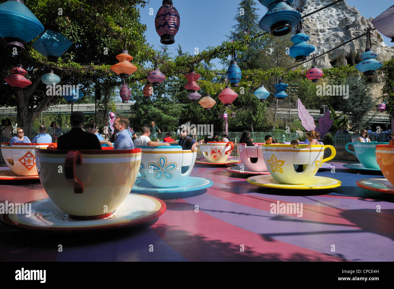 Visitors in whirling teacups at Anaheim Disneyland Stock Photo Alamy