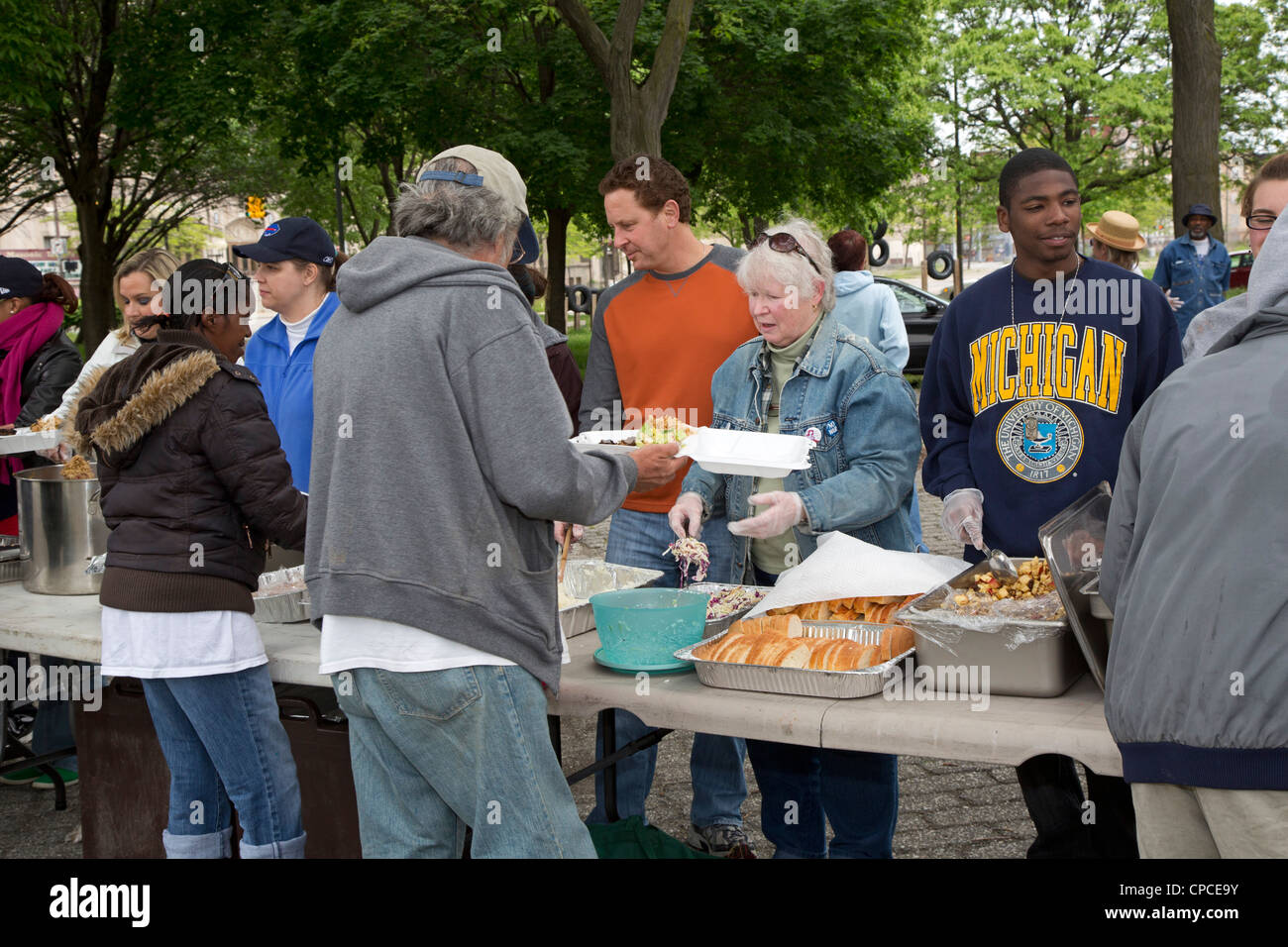 Feeding the homeless hi-res stock photography and images - Alamy