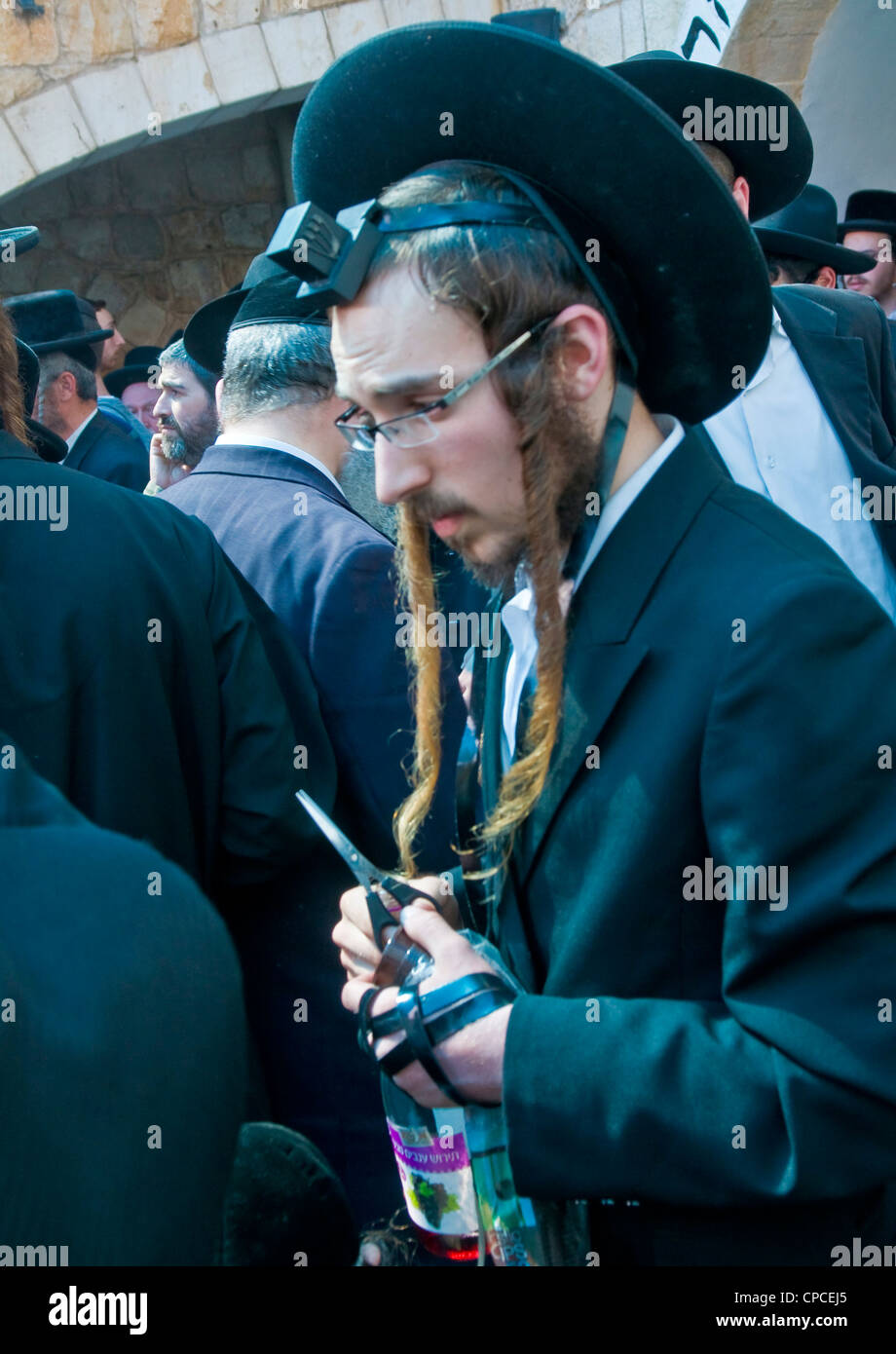 Jewish father in a Halake ceremony in Bar Yochai tomb in Meron Stock Photo