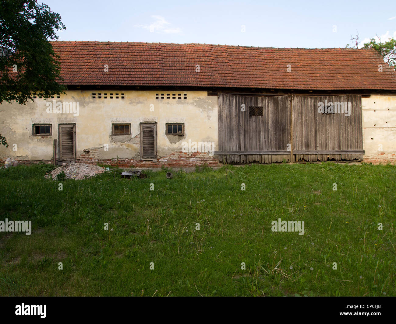 Timber frame house architecture barn hi-res stock photography and ...