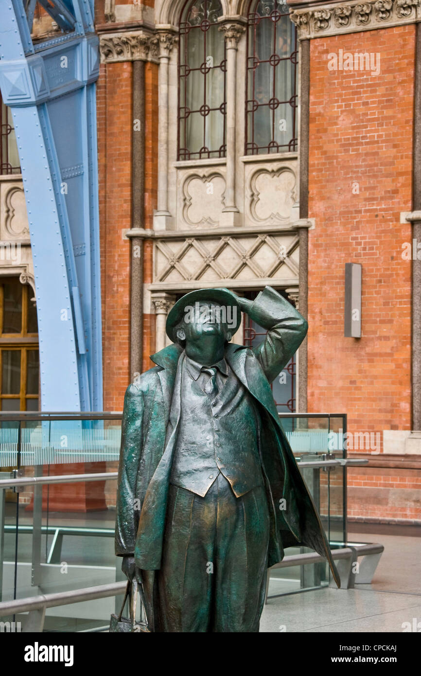 Bronze statue of Sir John Betjeman (Martin Jennings 2007) at grade 1 listed St Pancras International Station London England Stock Photo
