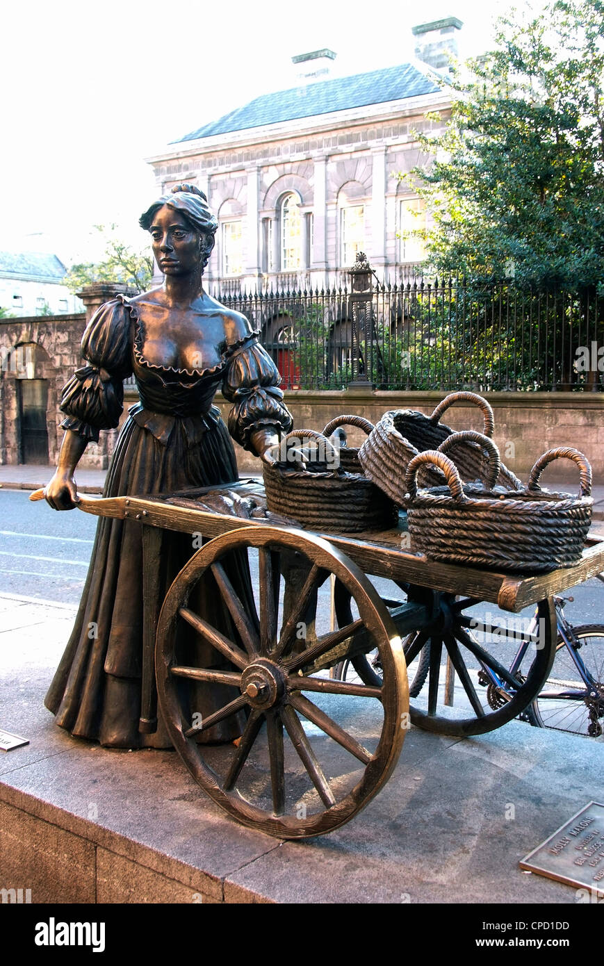 molly-malone-statue-grafton-street-dublin-republic-of-ireland