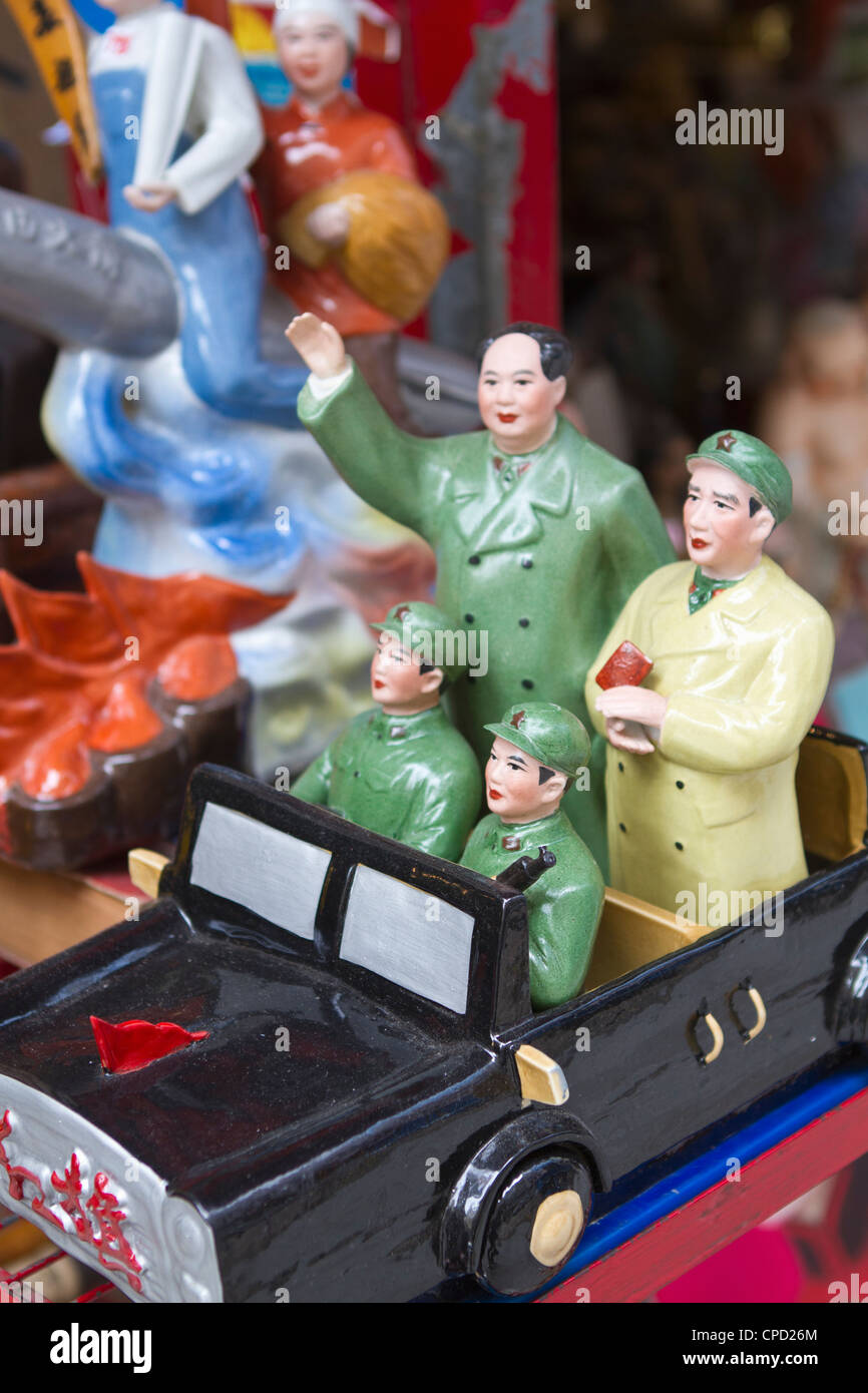 Vintage Chinese Communist propaganda figurines for sale in Hollywood Road, Hong Kong, China, Asia Stock Photo