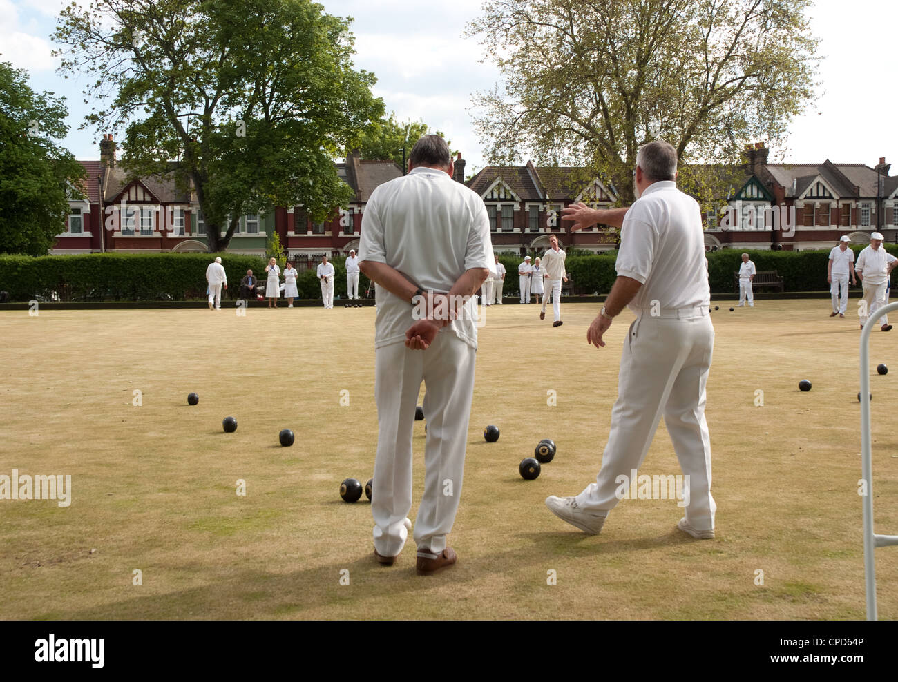 teams of bowlers playing lawn bowls at east ham bowls club London e6 Stock Photo