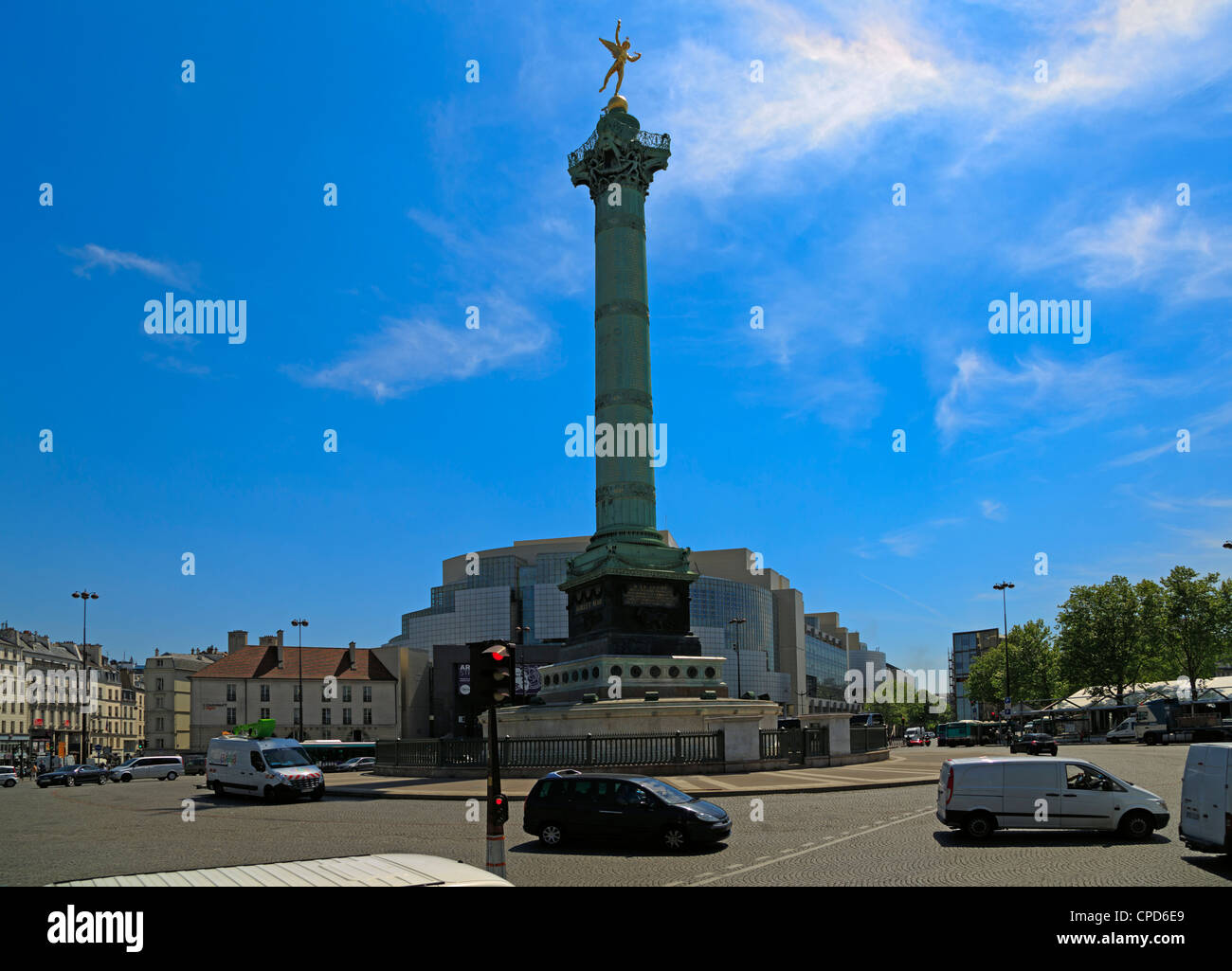 Colonne de Juillet and Opera de Paris Bastille. The 170 ft bronze column is topped by a staute of the 'Genius of Liberty'. Stock Photo