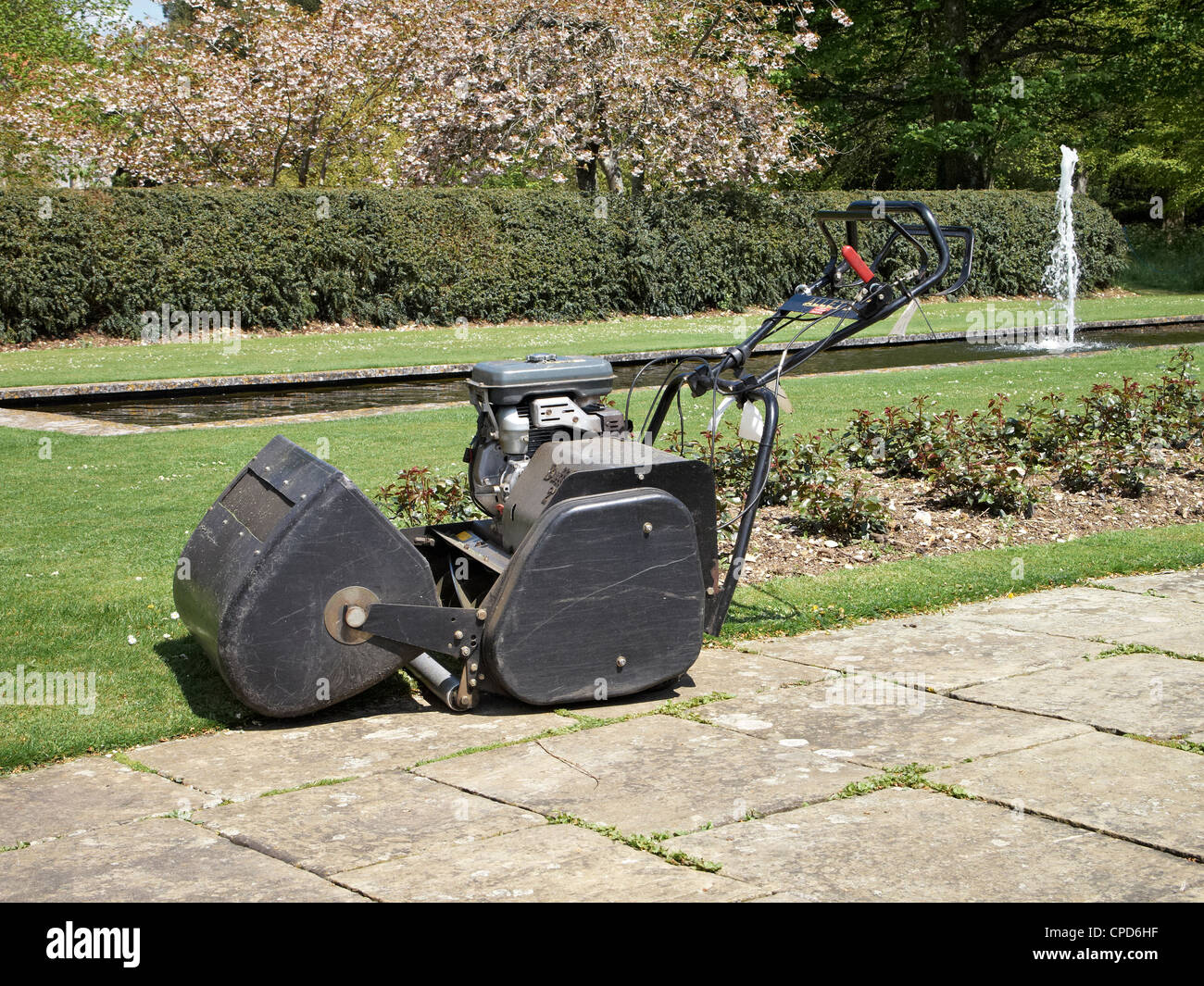 Used lawn mower hi-res stock photography and images - Alamy