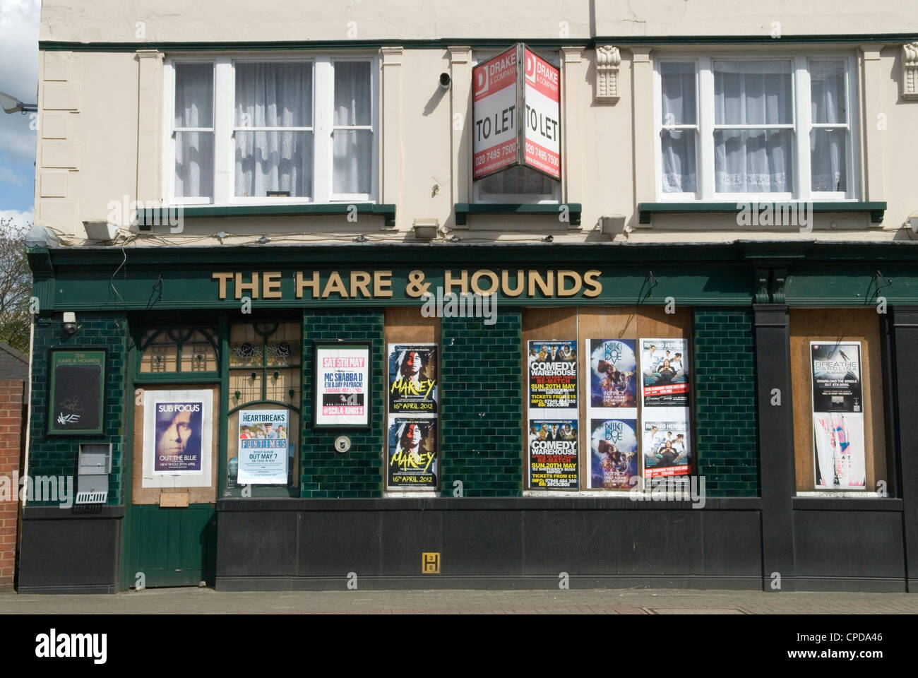 Pub closed down south London UK. The Hare and Hounds public house. To Let.  HOMER SYKES Stock Photo