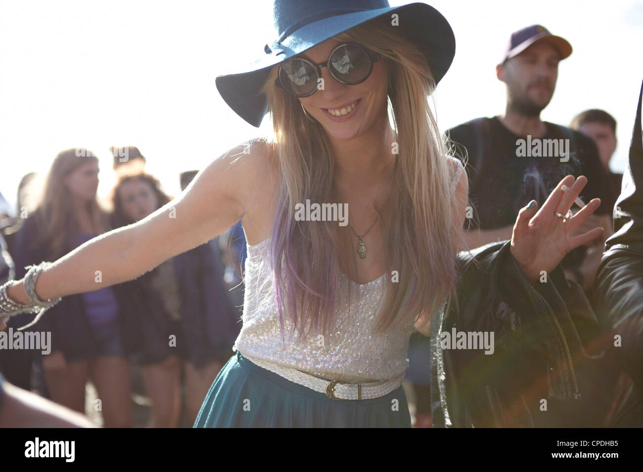 Girls dancing at music festival hi-res stock photography and images - Alamy