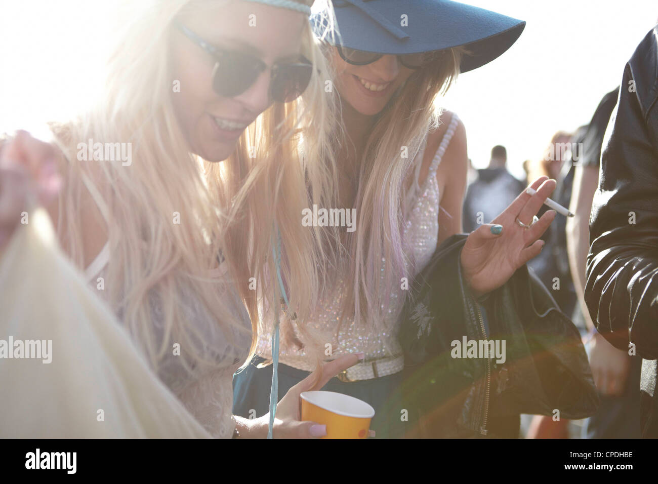 Girls dancing at music festival hi-res stock photography and images - Alamy