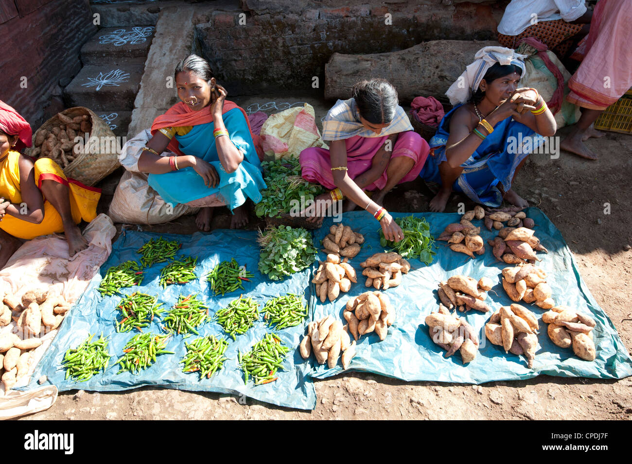 Mali tribeswomen selling chillies and sweet potatoes at weekly market, Rayagader, Orissa, India, Asia Stock Photo
