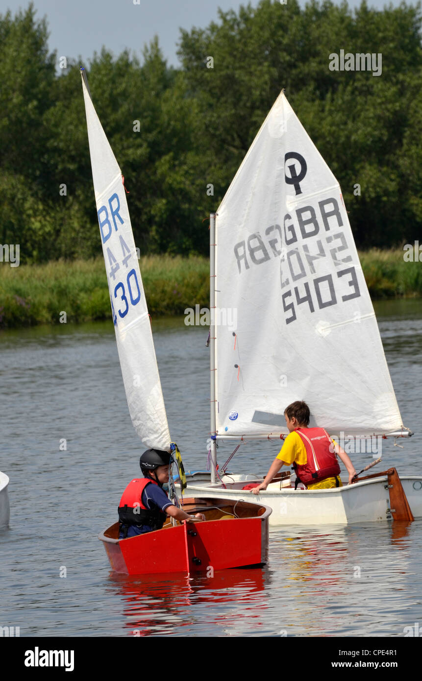 children racing optimist sailing dinghies Stock Photo Alamy