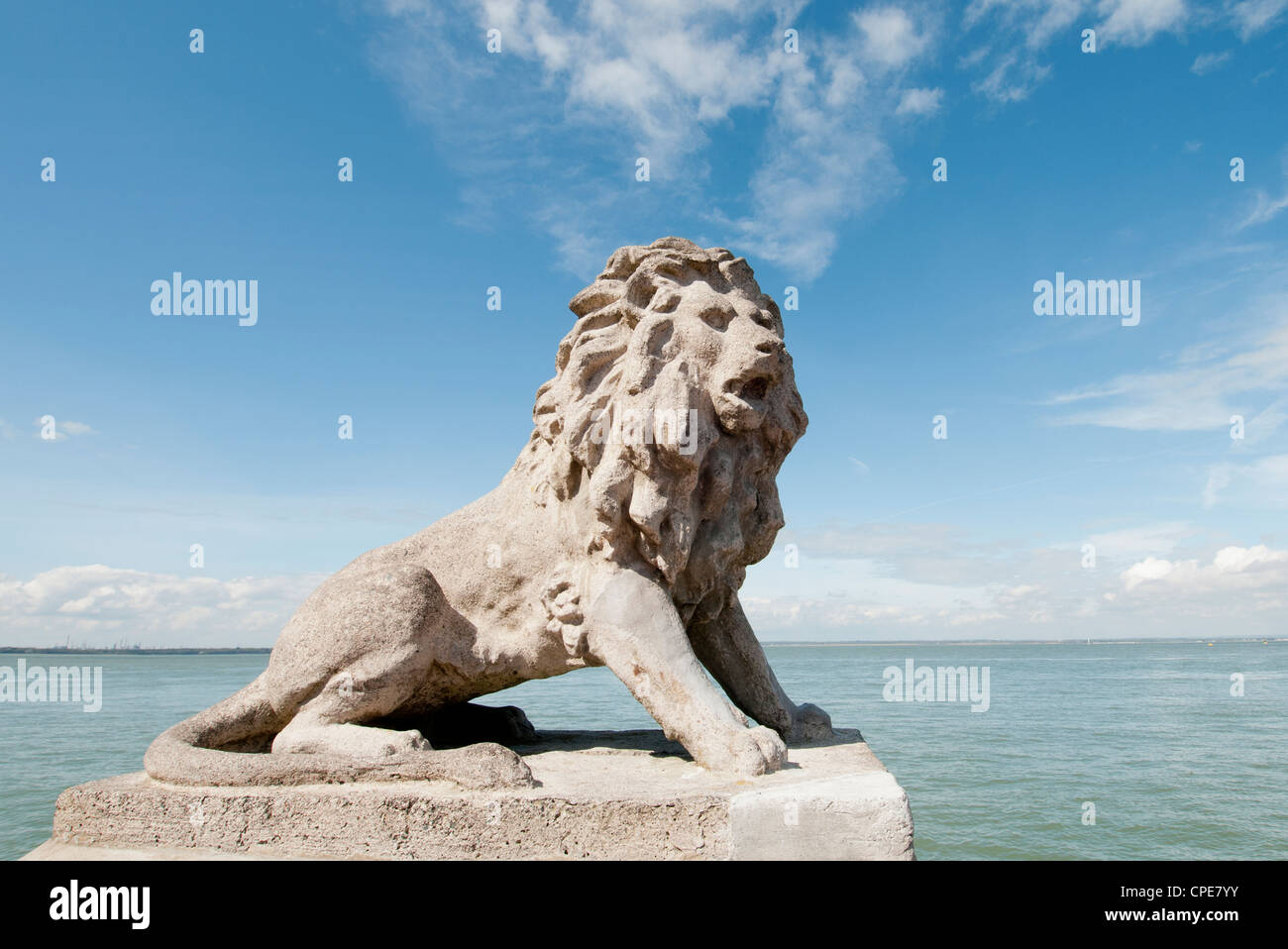 Lion statue cowes isle wight hi-res stock photography and images - Alamy