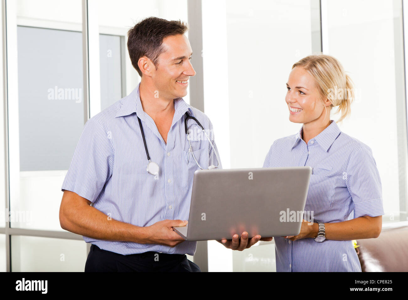 Doctor nurse computer working hi-res stock photography and images - Alamy